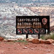 En skylt vid Canyonlands i Utah. Arkivbild. 