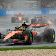 McLarens Lando Norris i regnet.