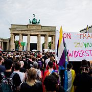 En tyst minut vid Brandenburger Tor i Berlin på söndagen.