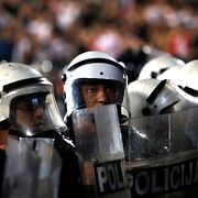 Serbisk polis under matchen.