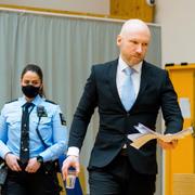 Anders Behring Breivik i en provisorisk rättssal på fängelset i Skien förra sommaren.