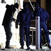 Polisens tekniker undersöker platsen för explosionen vid Krankajen i Malmö