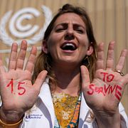 En klimatdemonstrant med budskapet ”1,5 för att överleva”. Peter Dejong / AP