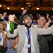 Bawar Ismail jublar på Liberalernas valvaka på Vasateatern.