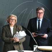 Justitieminister Gunnar Strömmer (M) tar emot straffreformutredningens betänkande från den särskilda utredaren Petra Lundh.