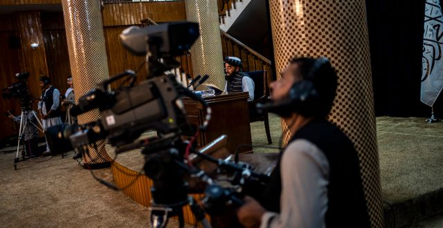 En fotograf filmar en presskonferens som talibanerna anordnat. Bernat Armangue / AP