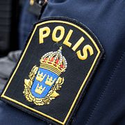 Till vänster: Mohamed Abdukardir Ali (V). Till höger: Genrebild på polis.