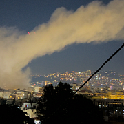 Rök stiger från ett område i Beirut efter Israeliska attacker.