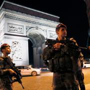 Franska soldater utanför Triumfbågen på Champs Élysées. 