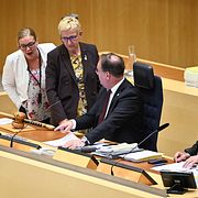 Arbetsgruppens ordförande Kenneth G Forslund, i mitten, är också vice talman i riksdagen.