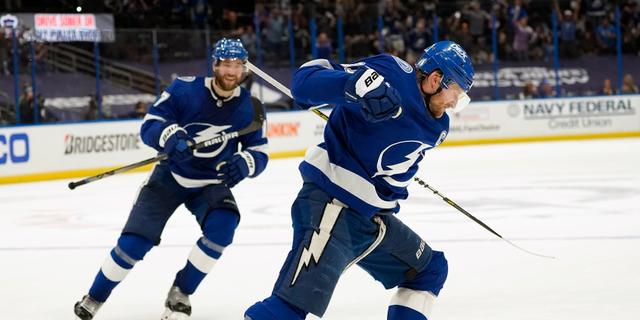 Steven Stamkos firar sitt mål i nattens match. Chris O'Meara / TT NYHETSBYRÅN