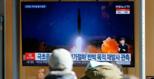 Nordkoreaner ser uppskjutningen på tv. Lee Jin-man / AP