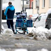 Efter flera dagars snöoväder täcks Stockholms gator av snöslask och tung blötsnö.