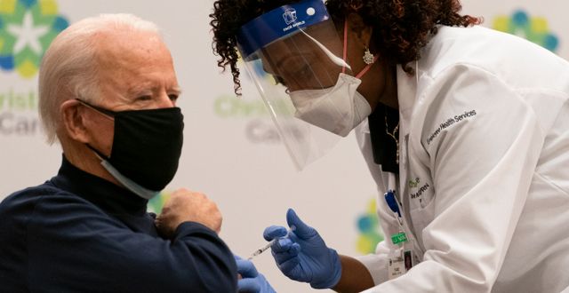 Joe Biden när han fick sin första vaccindos.  Carolyn Kaster / TT NYHETSBYRÅN