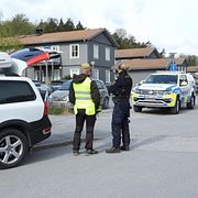 Polis utanför avspärrningarna vid grönområdet.