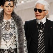 Karl Lagerfeld med den brittiska modellen Stella Tennant.