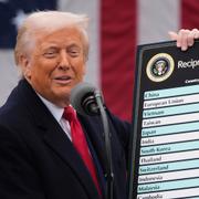 Trump när han presenterade de ”ömsesidiga” tullarna i april. 