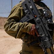 En israelisk soldat på gränsen till Gaza.