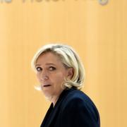 Nationell samlings Marine Le Pen anländer till rätten.