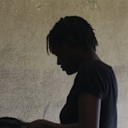 Två kvinnor på ett tillfälligt boende i Port-au-Prince i Haiti.