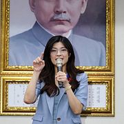 Cheng Li-wun håller tal framför ett porträtt av Kuomintangs grundare Chiang Kai-shek 2025.