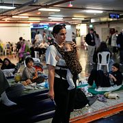 Israeler i skyddsrum under flyglarm i Tel Aviv.