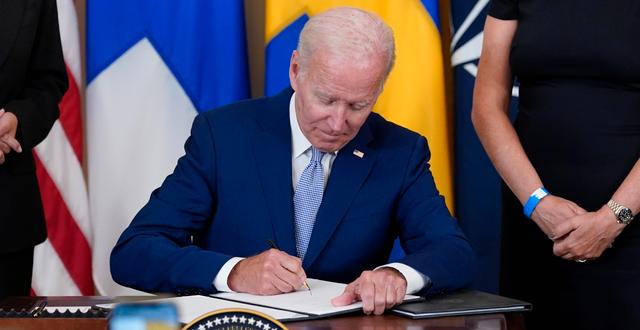 Joe Biden ratificerar ansökningarna. Susan Walsh / AP