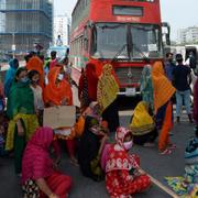 De protesterande textilarbetarna blockerade bland annat en väg i Dhaka på måndagen