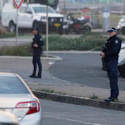 Poliser i området där terrordådet ägde rum.