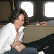 Den här odaterade bilden, som släppts av USA:s justitiedepartement visar Ghislaine Maxwell massera Jeffrey Epsteins fötter.