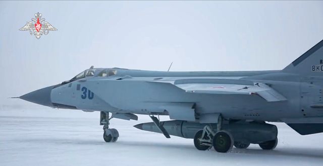 Rysslands försvarsdepartement har tidigare släppt bilder som påstås visa stridsflyg med Kinzjal-robot.  AP