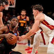 Pelle Larsson försöker ta bollen från Atlantas Onyeka Okongwu.