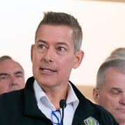 Transportminister Sean Duffy med District of Columbias borgmästare Muriel Bowser till vänster och andra under en presskonferens den 30 januari 2025. 