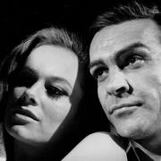 Luciana Paoluzzi och Sean Connery under inspelningen av Thunderball.