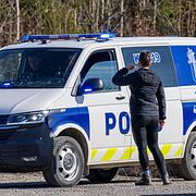 Polisbil vid Kouvola när de förra drönarna kraschade.