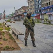 Indiska paramilitära styrkor på gatorna i staden Srinagar i indiskkontrollerade delen av Kashmir.
