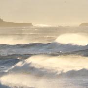 Höga vågor i Biarritz. Genrebild.