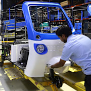 Fabrik som producerar så kallade tuktuk-fordon av märket Mahindra i Bangalore.