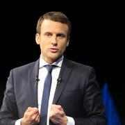 Emmanuel Macron håller sitt tal i den sista tv-sända debatten.