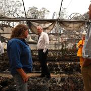 Scott Morrison besöker brandhärjat område. 