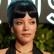 Lily Allen till vänster, ”West End Girl” på analplugg till höger. 
