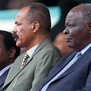 Eritreas president Isaias Afewerki i mitten. Arkivbild.