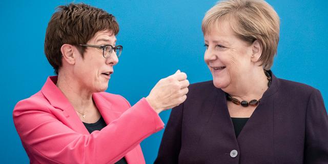 Annegret Kramp-Karrenbauer och Angela Merkel. Michael Kappeler / TT NYHETSBYRÅN