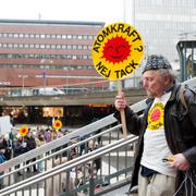 På trettioårsdagen av kärnkraftsomröstningen demonstrerade anhängare till linje tre "Atomkraft nej tack" på Sergels Torg i Stockholm. Tore Wolff på väg ner på plattan