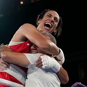 Den algeriska boxaren Imane Khelif firar guldsegern i sommar-OS i Paris 2024. Efter en lång kontrovers om hennes könstillhörighet infördes obligatoriska könstester av Internationella boxningsförbundet i fjol. Hon stoppas nu från att tävla.