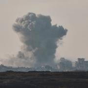 Rök stiger från Gazaremsan efter en israelisk attack. 