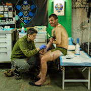 En skadad ukrainsk soldat får vård nära fronten i östra Ukraina, 28 november.