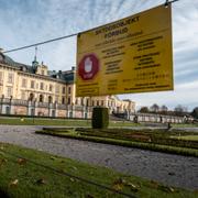 Skylt som visar på förbud att flyga drönare över Drottningholms slott som är ett skyddsobjekt.