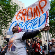 En demonstrant i New York.