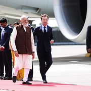 Statsminister Ulf Kristersson (M) välkomnar Indiens premiärminister Narendra Modi på Landvetter.